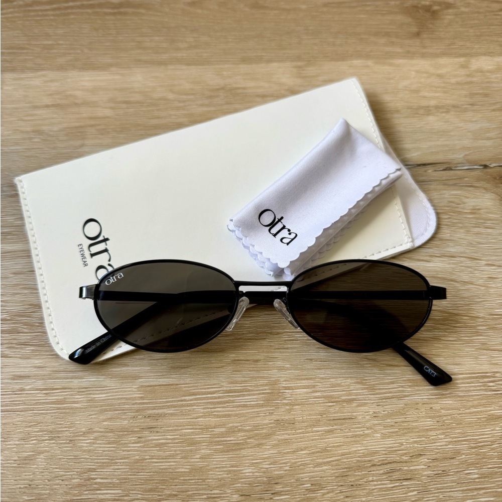 Otra Black Oval Sunglasses - Rosie